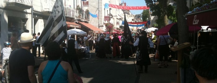 Place Saint-Pierre is one of Saumur.