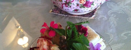 Four Seasons Tea Room is one of สถานที่ที่ Antoinette ถูกใจ.