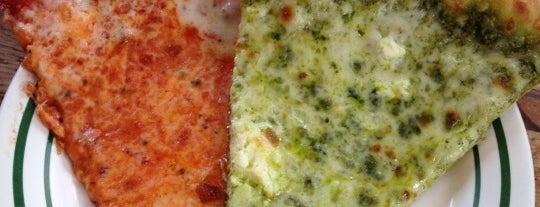 Hot Mama's Pizza is one of Gespeicherte Orte von Taylor.