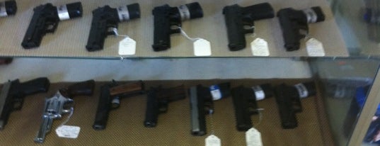 Rex's Gun Range & Shop is one of Locais curtidos por Debbie.