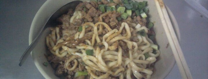 Fuhong Beef Noodles is one of 台北好吃好玩好逛.