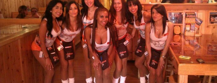 Hooters is one of Fernandoさんのお気に入りスポット.
