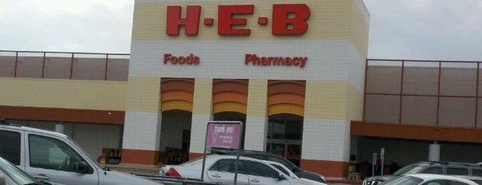 H-E-B is one of Tempat yang Disukai Sara.