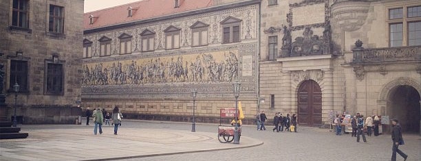 Schloßplatz is one of Ivanka's Saved Places.