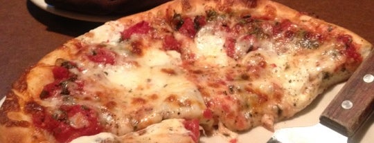 Bado's Pizza Grill & Ale House is one of Julie 님이 좋아한 장소.