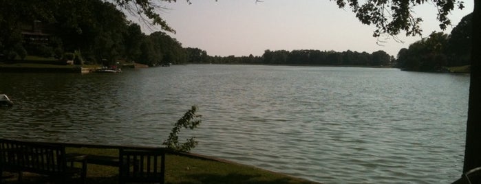 Walnut Grove Lake is one of Lugares favoritos de Spencer.