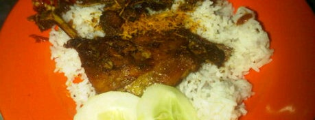 Bebek Tugu Pahlawan is one of Nasi Bebek di Surabaya.