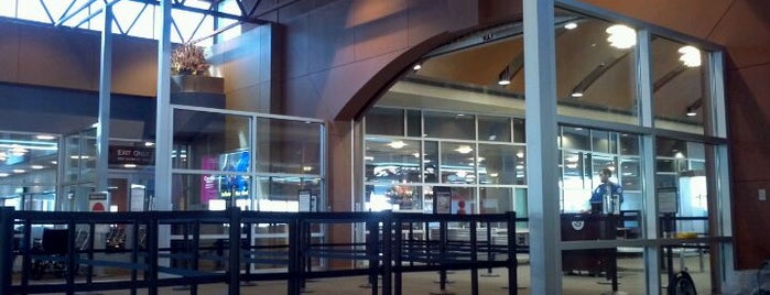 Fargo Hector International Airport (FAR) is one of สถานที่ที่ JRA ถูกใจ.