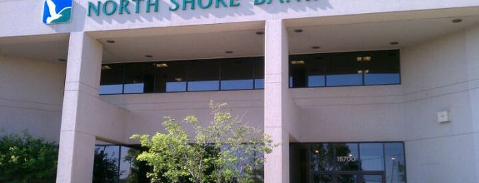 North Shore Bank - Brookfield Square is one of Lieux qui ont plu à Tim.
