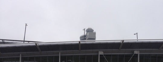 Международный аэропорт имени Джона Кеннеди (JFK) is one of bom.