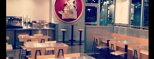 Chipotle Mexican Grill is one of สถานที่ที่ court3nay ถูกใจ.