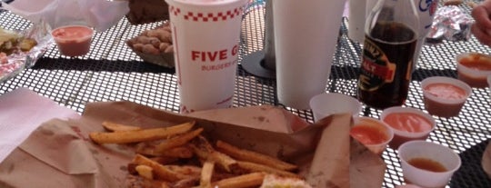 Five Guys is one of Lugares favoritos de Mitchell.