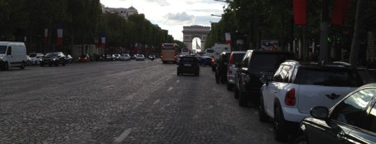 Avenue des Champs-Élysées is one of Luoghi frequentati.