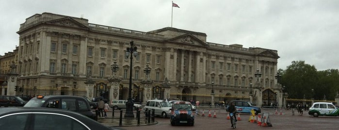 Buckingham Sarayı is one of Travel.
