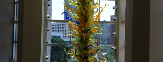 Dale Chihuly Exhibit is one of สถานที่ที่ Pete ถูกใจ.
