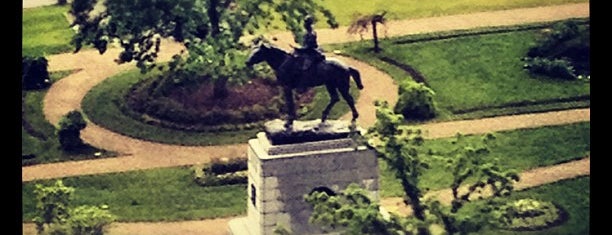 Central Memorial Park is one of Lugares favoritos de John.