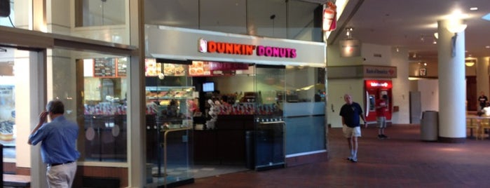 Dunkin' is one of Locais curtidos por Nathan.