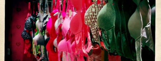 Victoria's Secret PINK is one of Tempat yang Disukai Veronica.
