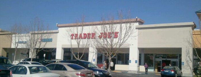 Trader Joe's is one of Jonathon : понравившиеся места.