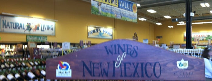 Sprouts Farmers Market is one of Lugares favoritos de Scott.