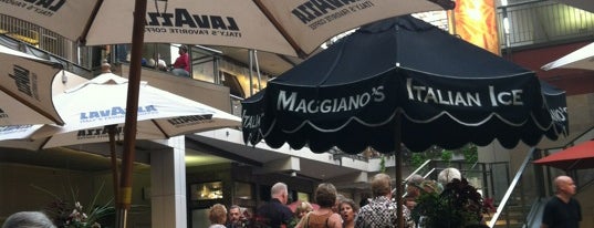 Maggiano's Little Italy is one of Posti che sono piaciuti a Sarah.
