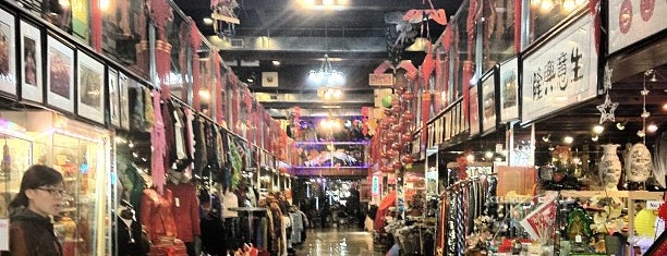 Shanghai Bazaar is one of Chris : понравившиеся места.