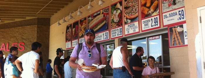 Costco Food Court is one of KENDRICK'ın Kaydettiği Mekanlar.