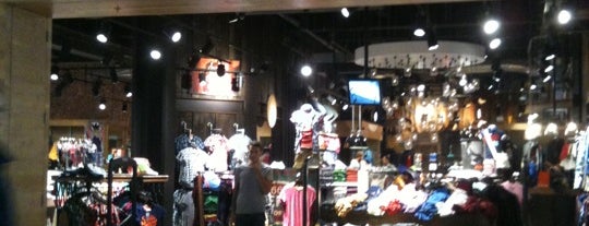 Superdry is one of สถานที่ที่ Sergiy ถูกใจ.