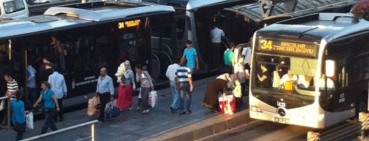 Şirinevler Metrobüs Durağı is one of Tempat yang Disukai Colorful.