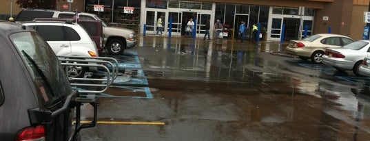 Walmart Supercenter is one of สถานที่ที่ Lizzie ถูกใจ.