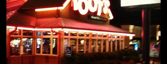 Toot's Restaurant is one of สถานที่ที่ Ross ถูกใจ.