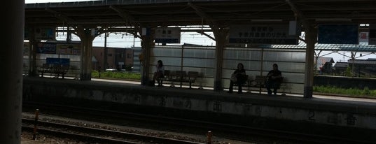 Uozu Station is one of 中部の駅百選.