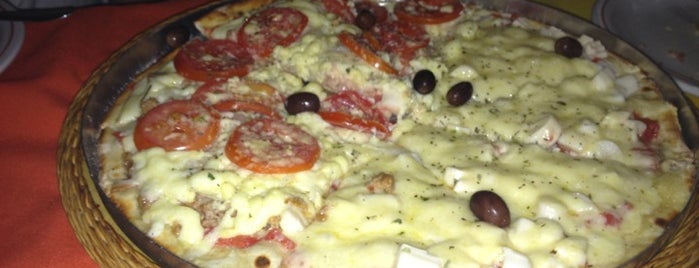 Pereira's Pizzas is one of Lugares favoritos de Thais.