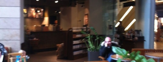 Starbucks is one of Posti che sono piaciuti a Mostafa.