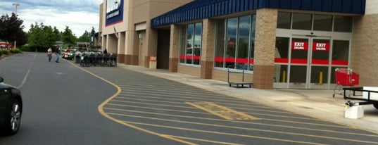 Lowe's is one of สถานที่ที่ Jennifer ถูกใจ.