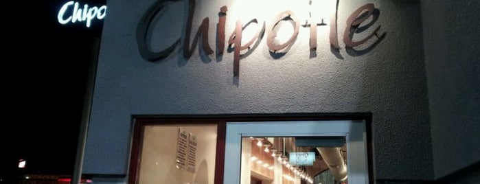 Chipotle Mexican Grill is one of สถานที่ที่บันทึกไว้ของ Yanira.
