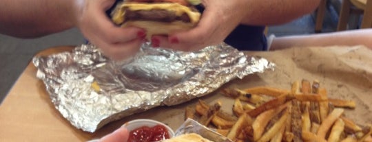 Five Guys is one of Lugares favoritos de Tracey.