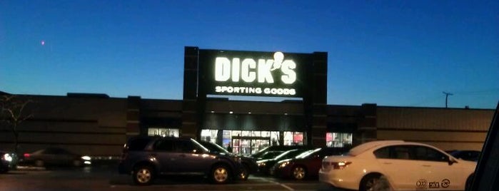 DICK'S Sporting Goods is one of Lugares favoritos de Eileen.