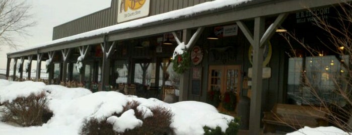Cracker Barrel Old Country Store is one of Lieux qui ont plu à James.