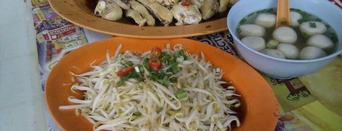 Restoran Lou Wong Tauge Ayam KueTiau (老黄芽菜鸡沙河粉) is one of Ipoh Must-Eat Places.
