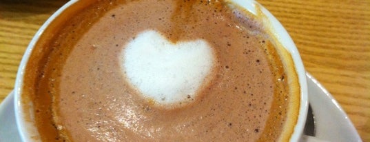 Costa Coffee is one of Locais curtidos por Максим.