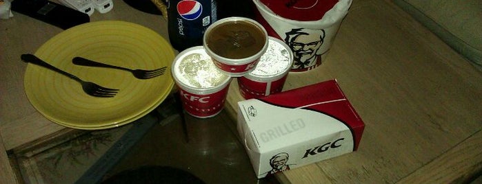 KFC is one of Locais curtidos por Maria.