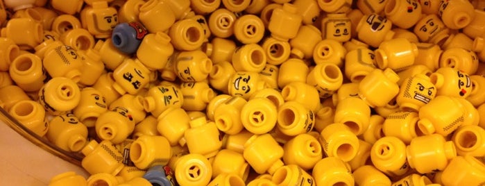 The LEGO Store is one of Posti che sono piaciuti a Christopher.