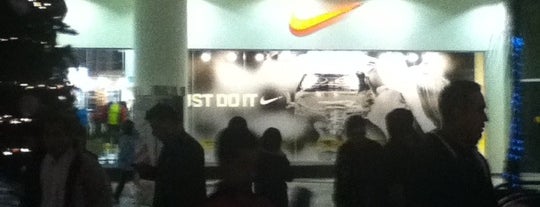 Nike Factory Store is one of Tempat yang Disukai Isaákcitou.