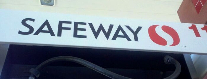 Safeway Fuel Station is one of Lugares favoritos de Brad.