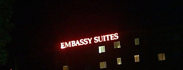 Embassy Suites by Hilton is one of สถานที่ที่บันทึกไว้ของ Rob.