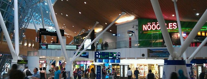 Kuala Lumpur International Airport (KUL) is one of Airports 空港.