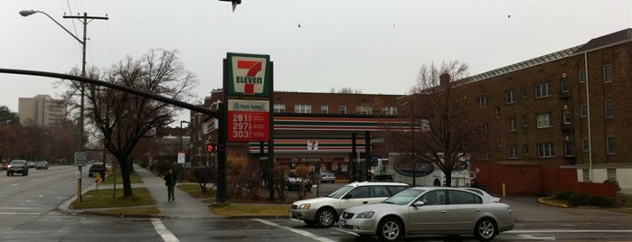 7-Eleven is one of Orte, die Timothy gefallen.