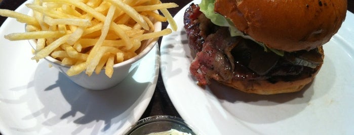 Gourmet Burger Kitchen is one of N.さんの保存済みスポット.