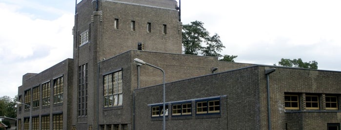 Rembrandtschool is one of De scholen van Dudok.